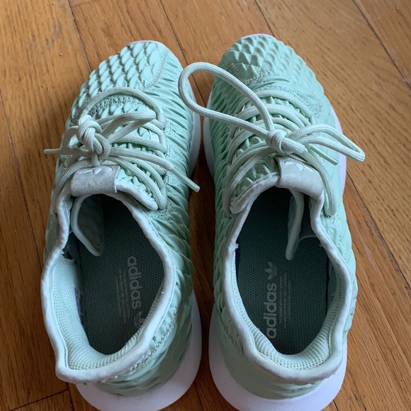 Woman’s ADIDAS athletic shoe size 10 ! - Picture 4 of 5